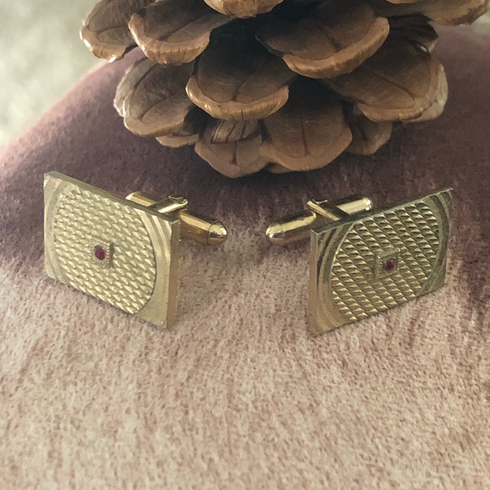 Vintage men’s textured gold plated faux ruby accent cuff links